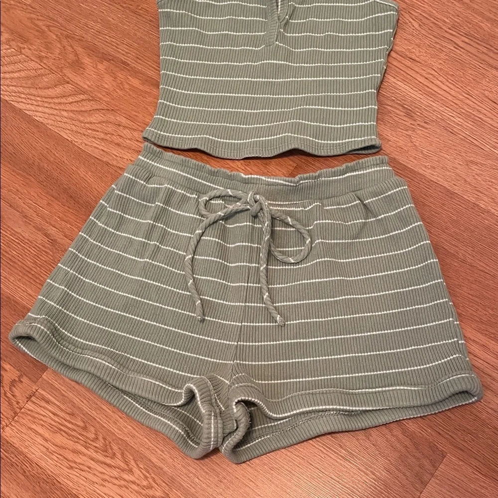 Women's Green Ribbed Pajama Set - Picture 3 of 4